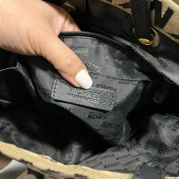 Michael Kors MK Tote - Picture 3 of 6